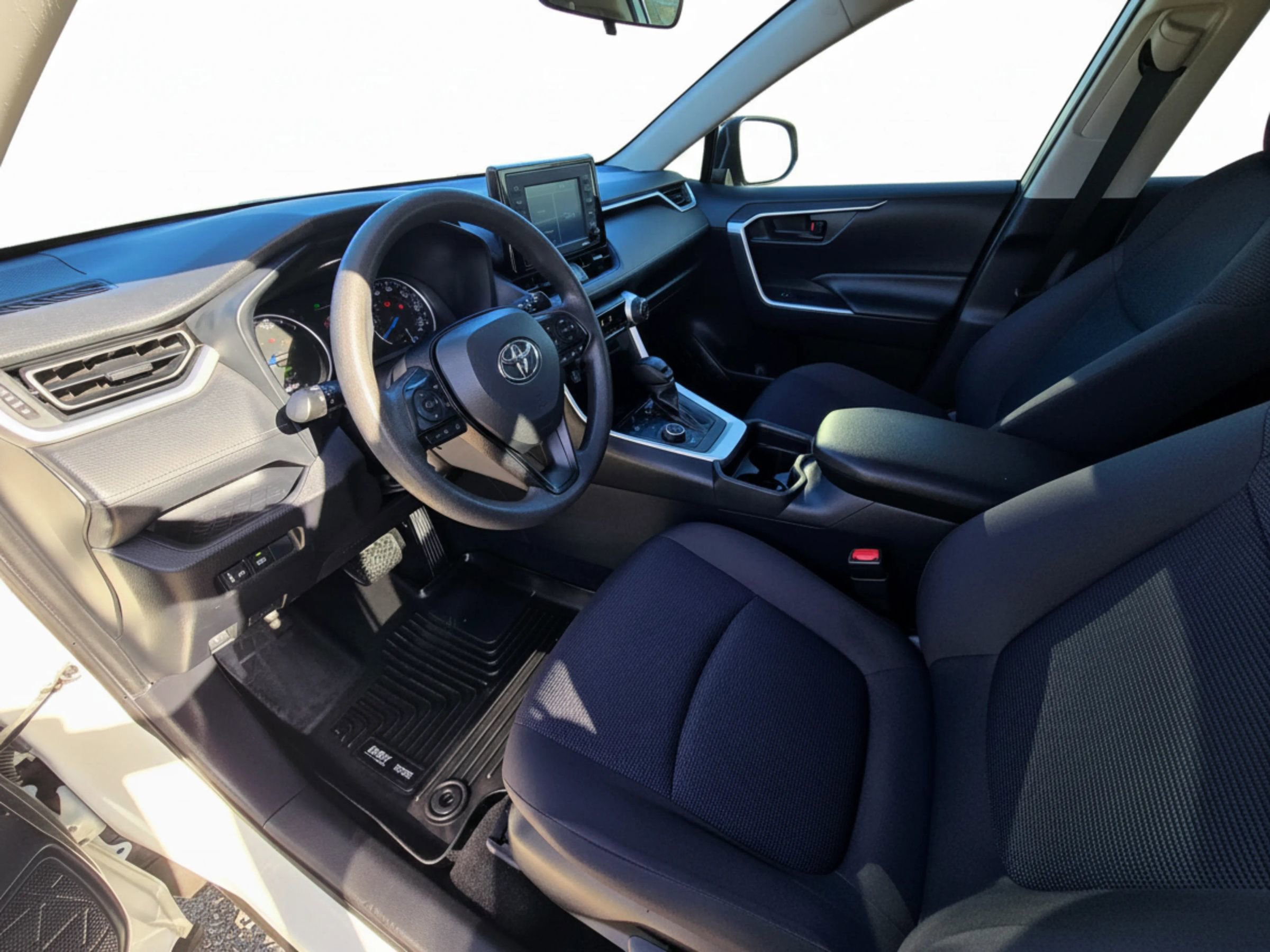 Used 2020 Toyota RAV4 LE image 9