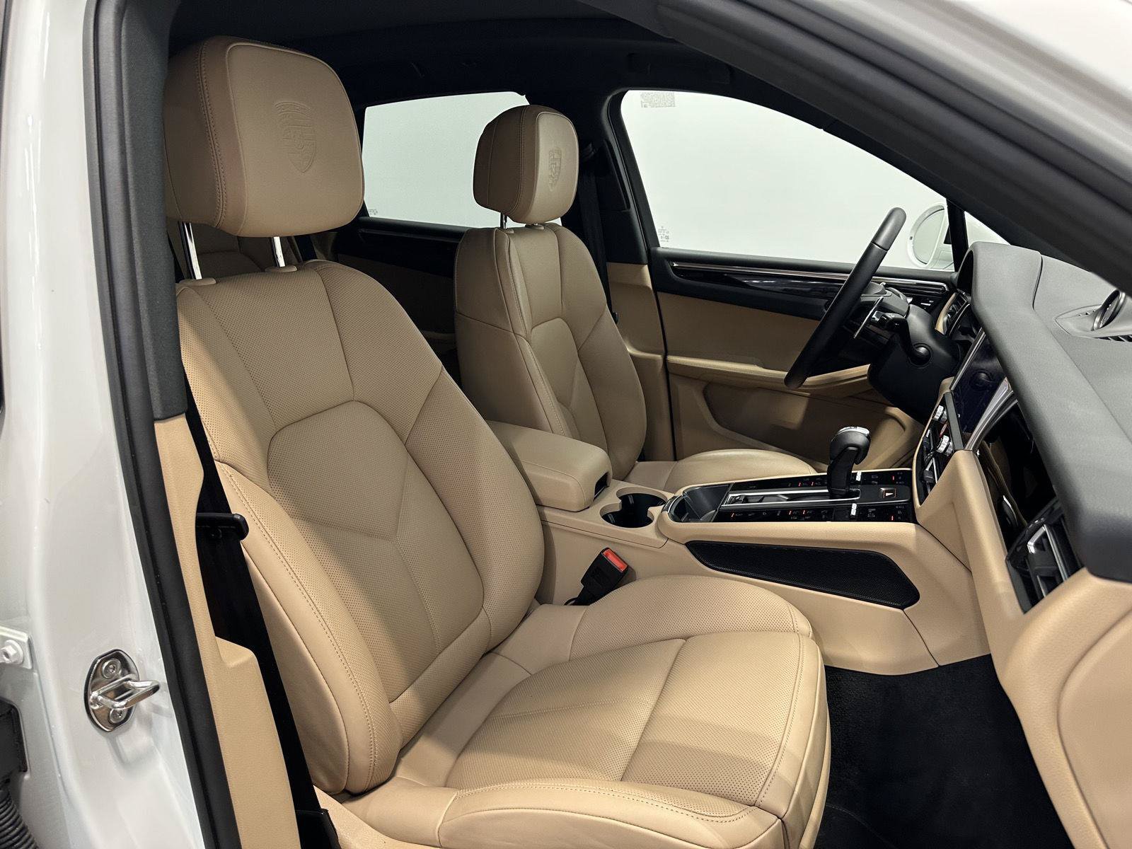 Certified 2025 Porsche Macan AWD/4WD image 44