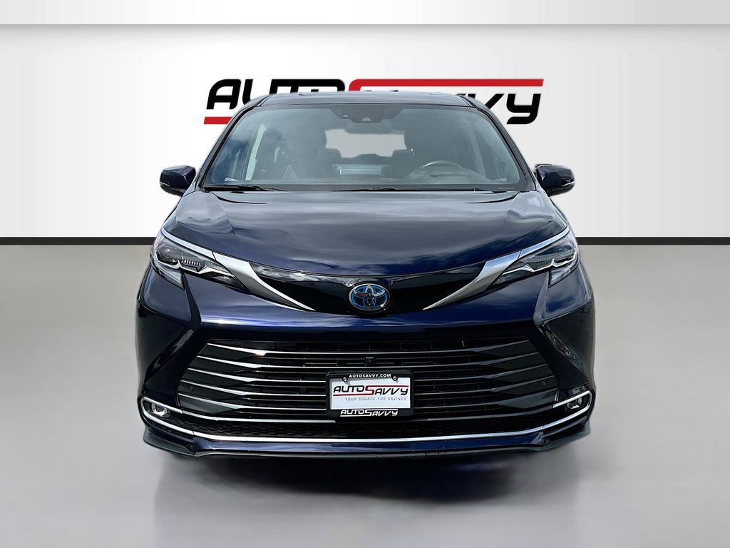 Used 2024 Toyota Sienna Platinum AWD/4WD image 2