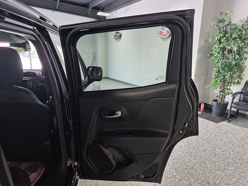 Used 2019 Jeep Renegade Altitude w/ Quick Order Package 2XM FWD image 27