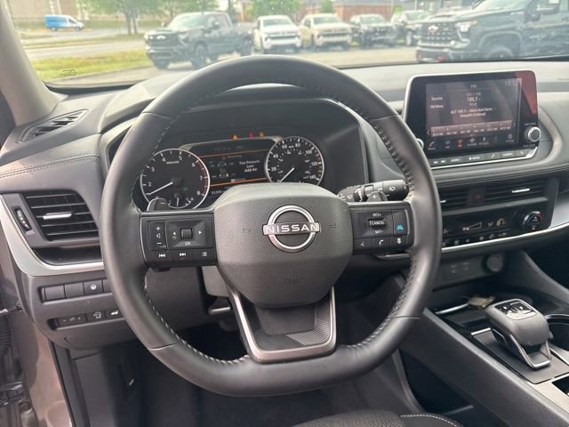 Used 2025 Nissan Rogue SV FWD image 16