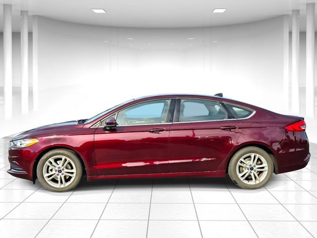 Used 2018 Ford Fusion SE w/ Fusion SE Technology Package FWD image 2