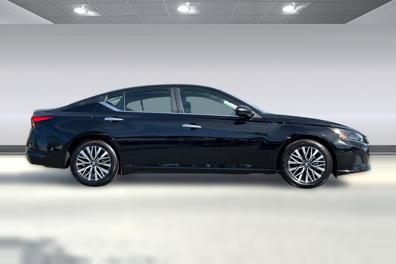 Used 2025 Nissan Altima 2.5 SV image 2