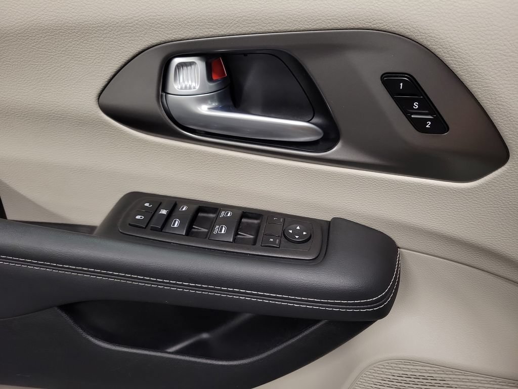 Used 2024 Chrysler Pacifica Touring-L FWD image 19