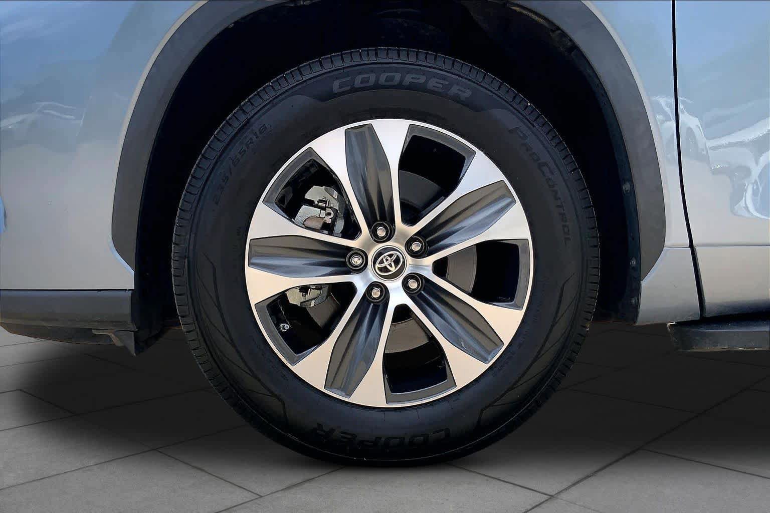 Used 2022 Toyota Highlander XLE FWD image 11
