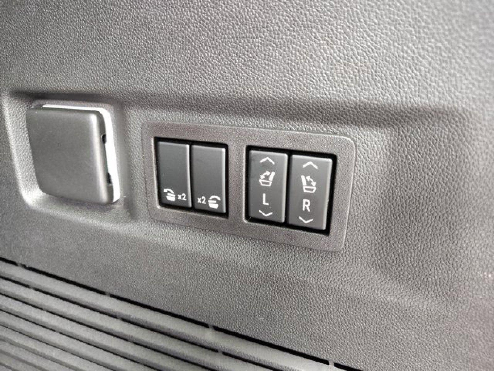 Used 2023 GMC Yukon Denali AWD/4WD image 31