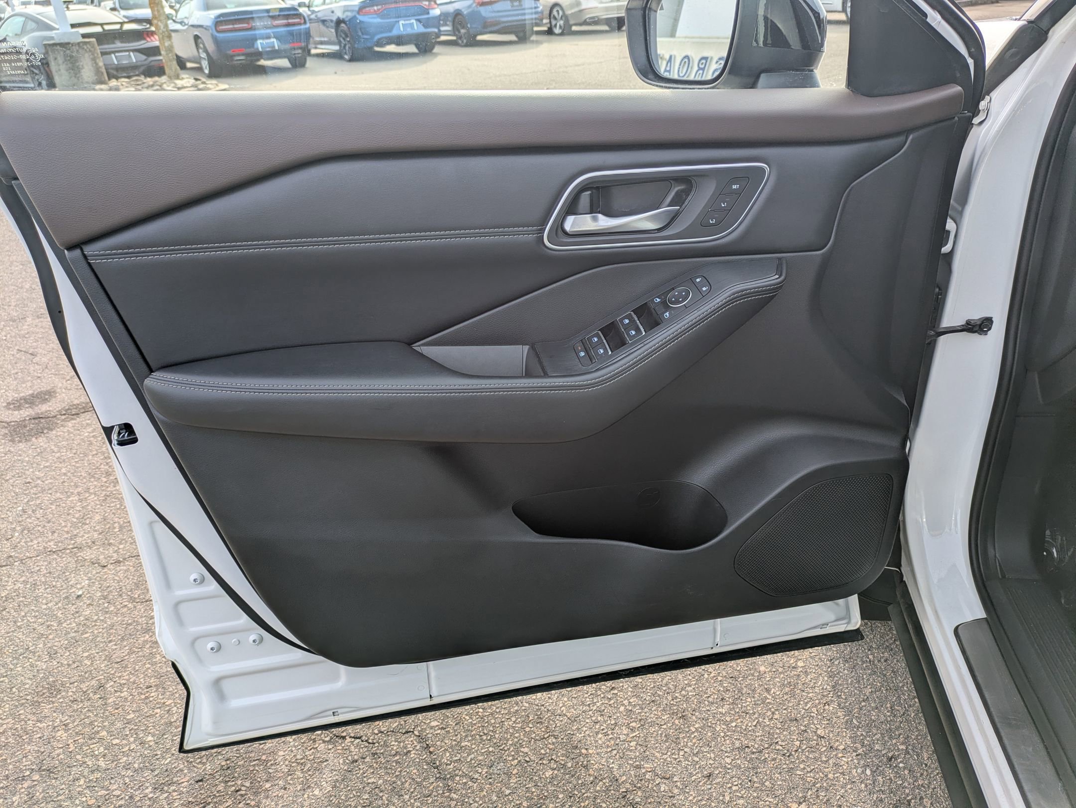 Used 2021 Nissan Rogue Platinum image 12