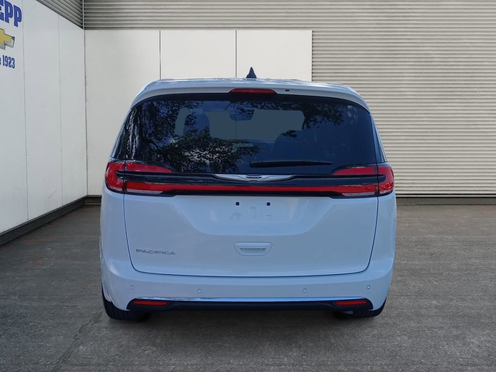 Used 2025 Chrysler Pacifica Select FWD image 4