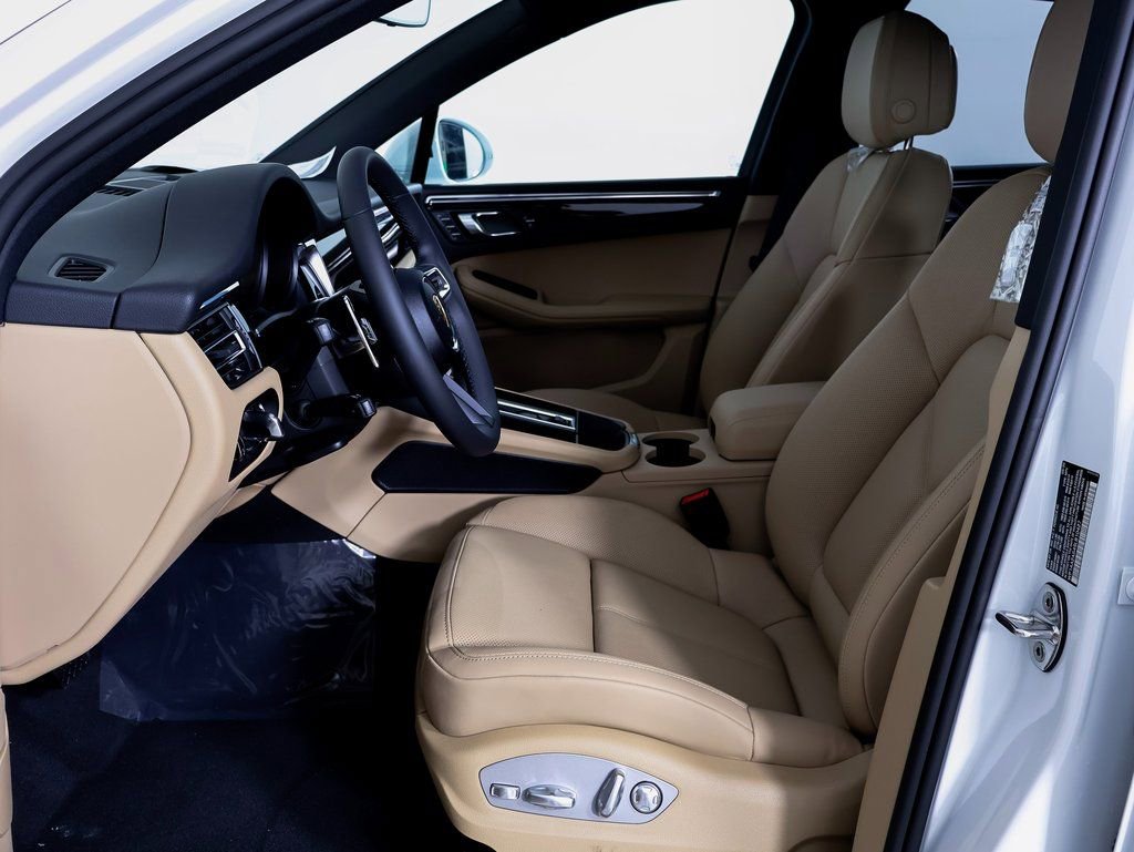 Certified 2025 Porsche Macan image 5