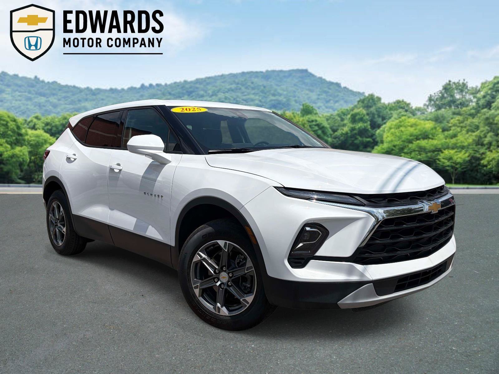 Used 2025 Chevrolet Blazer LT FWD image 1