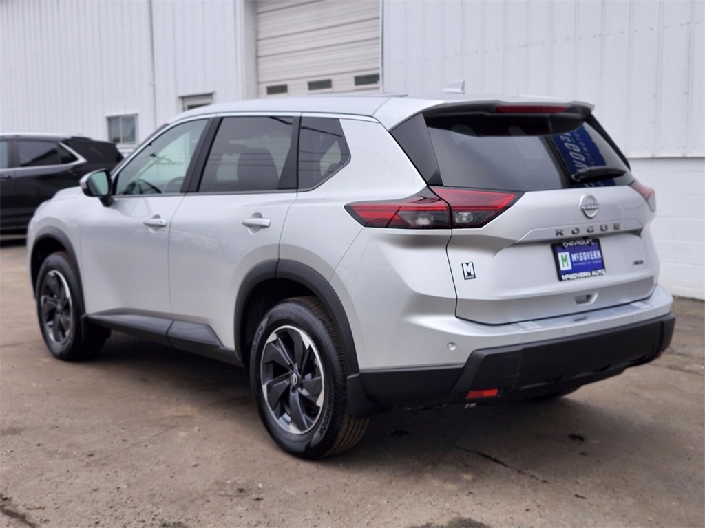 Used 2025 Nissan Rogue SV image 3