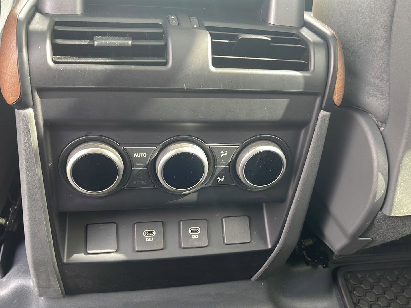 Used 2024 Land Rover Defender 110 X-Dynamic SE AWD/4WD image 19