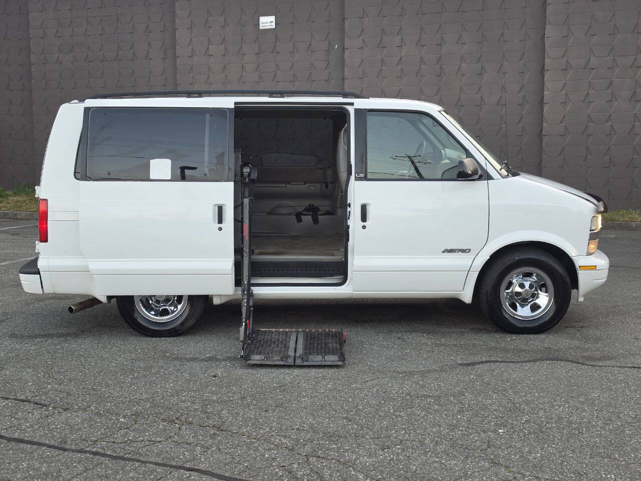 Used 2001 Chevrolet Astro Passenger RWD image 14