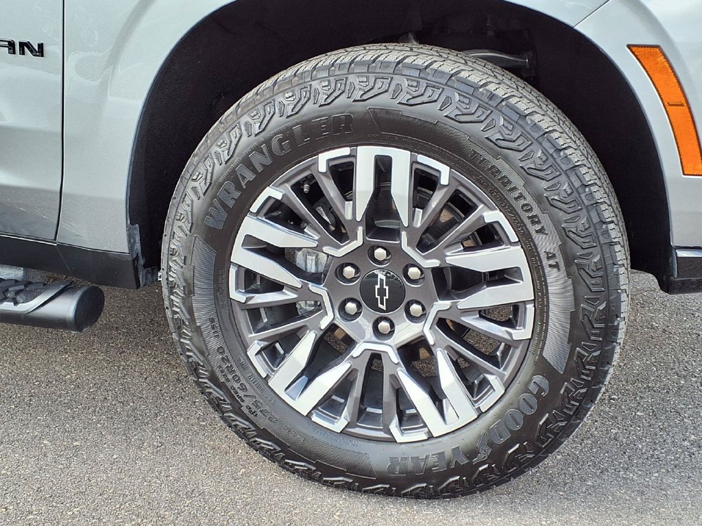 Used 2026 Chevrolet Suburban Z71 w/ Comfort Package AWD/4WD image 11