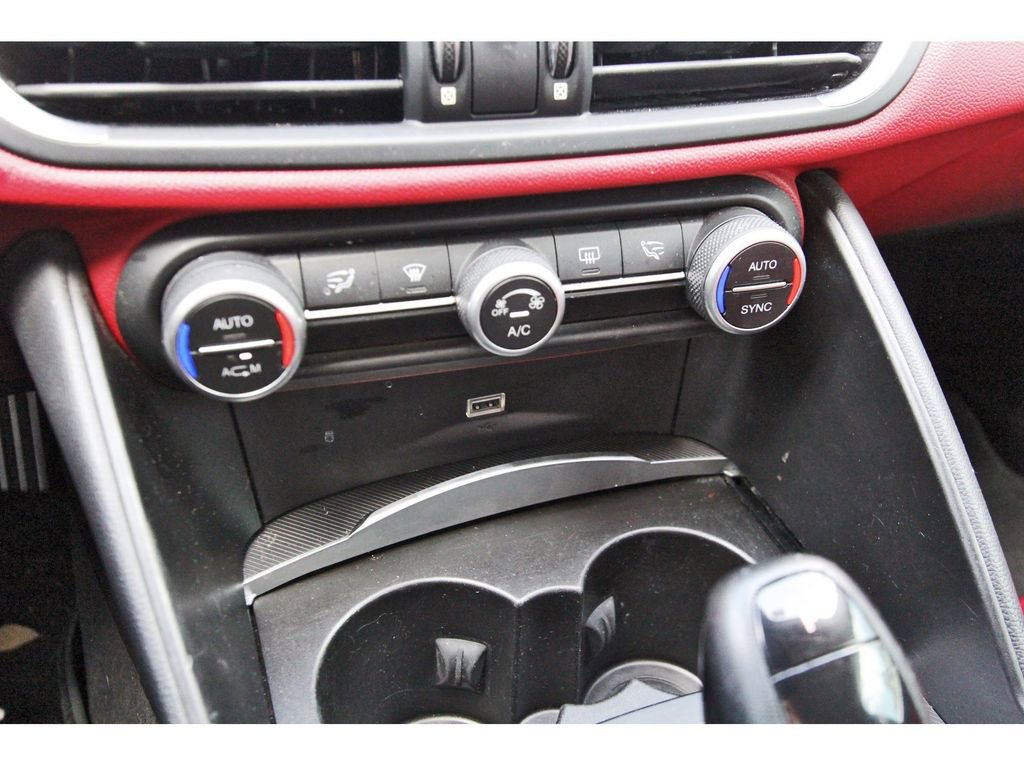 Used 2019 Alfa Romeo Giulia image 21