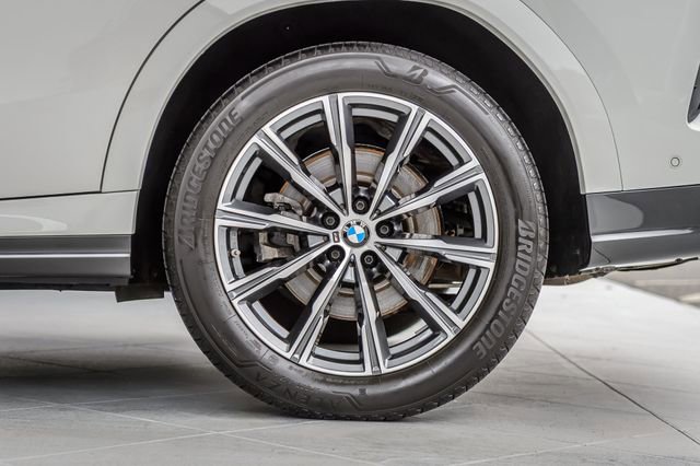 Used 2022 BMW X6 xDrive40i w/ M Sport Package AWD/4WD image 11