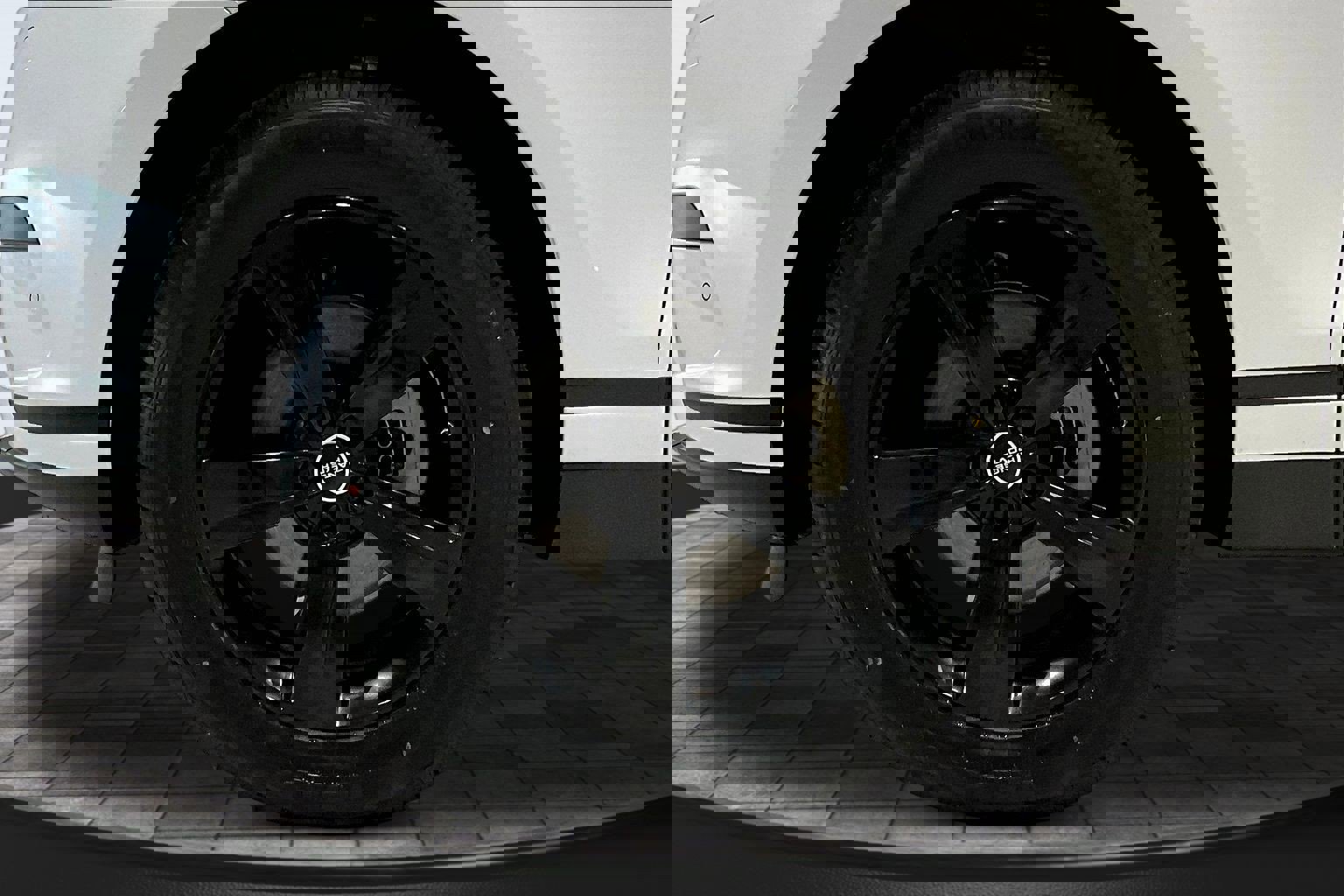 Used 2019 Land Rover Range Rover Velar S image 33