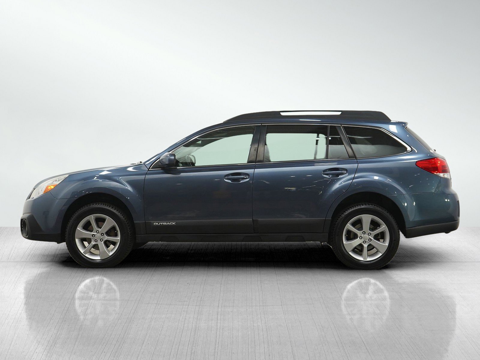 Used 2013 Subaru Outback 2.5i Premium AWD/4WD image 2