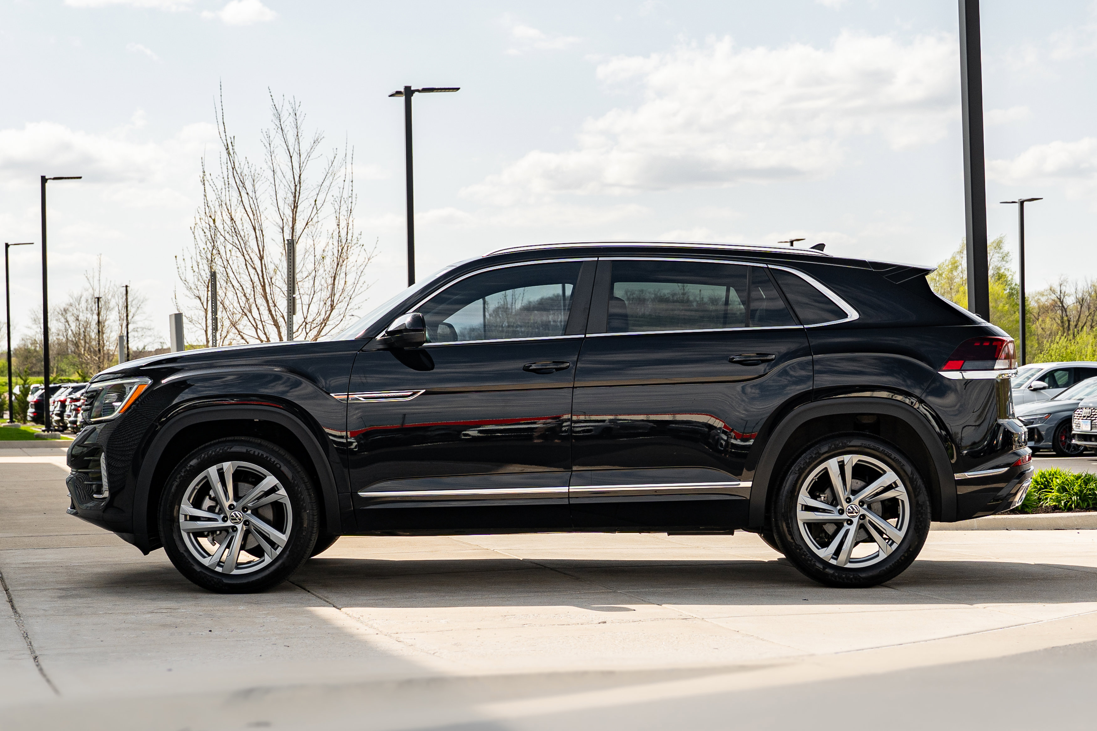 Used 2024 Volkswagen Atlas Cross Sport SEL R-Line AWD/4WD image 6
