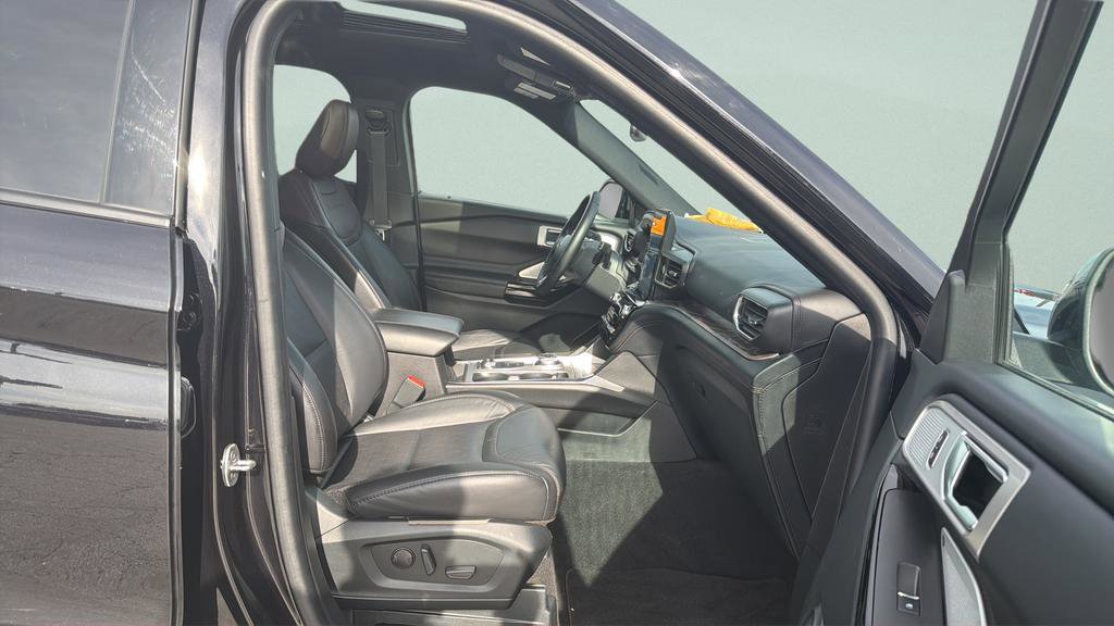 Used 2023 Ford Explorer Platinum w/ Technology Package AWD/4WD image 34