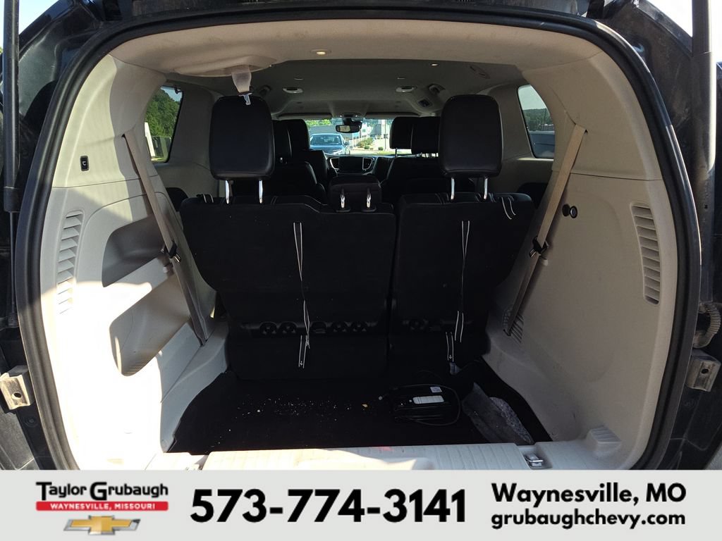 Used 2023 Chrysler Pacifica Touring-L FWD image 15