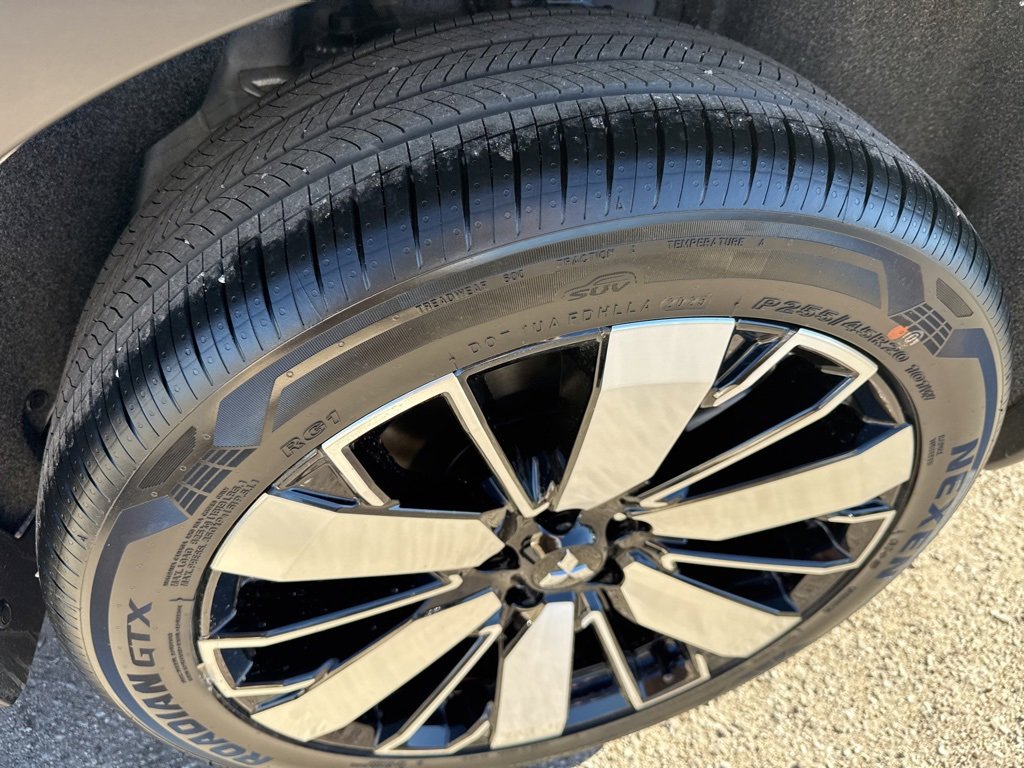 New 2025 Mitsubishi Outlander SE image 11