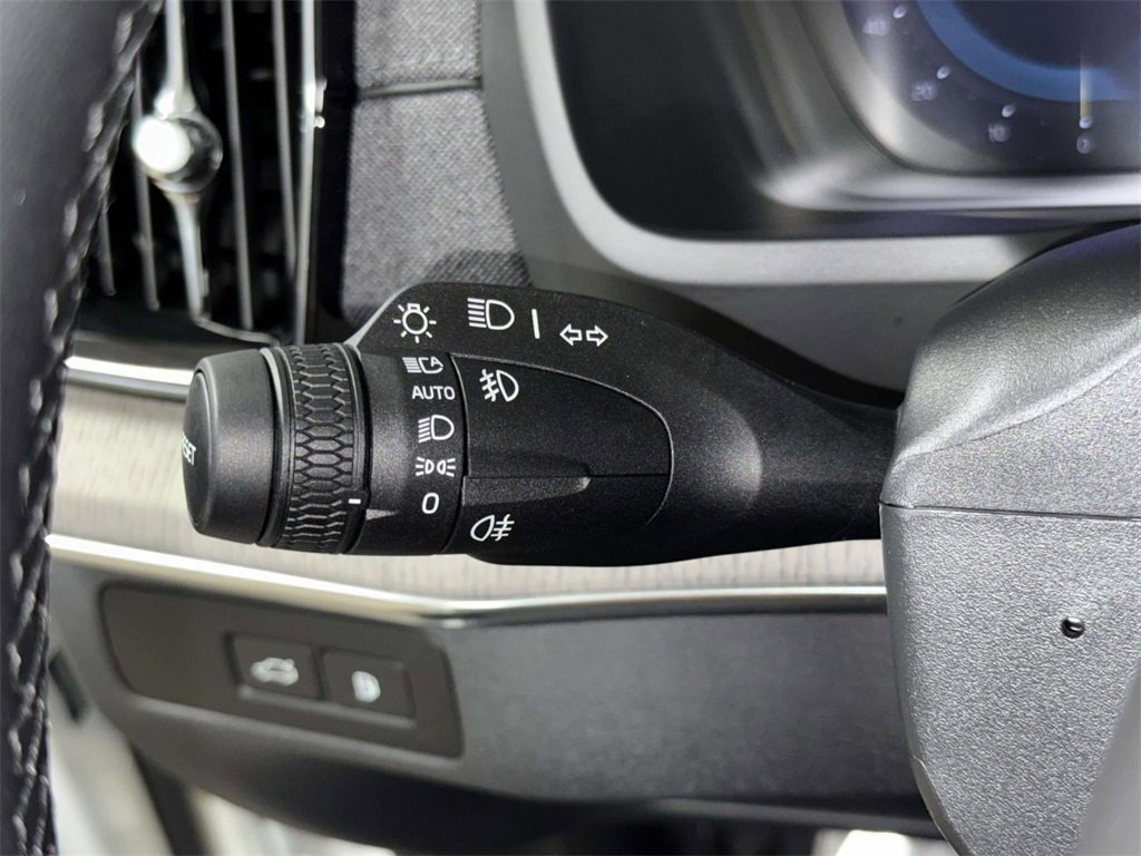 Used 2025 Volvo XC90 T8 Plus image 28