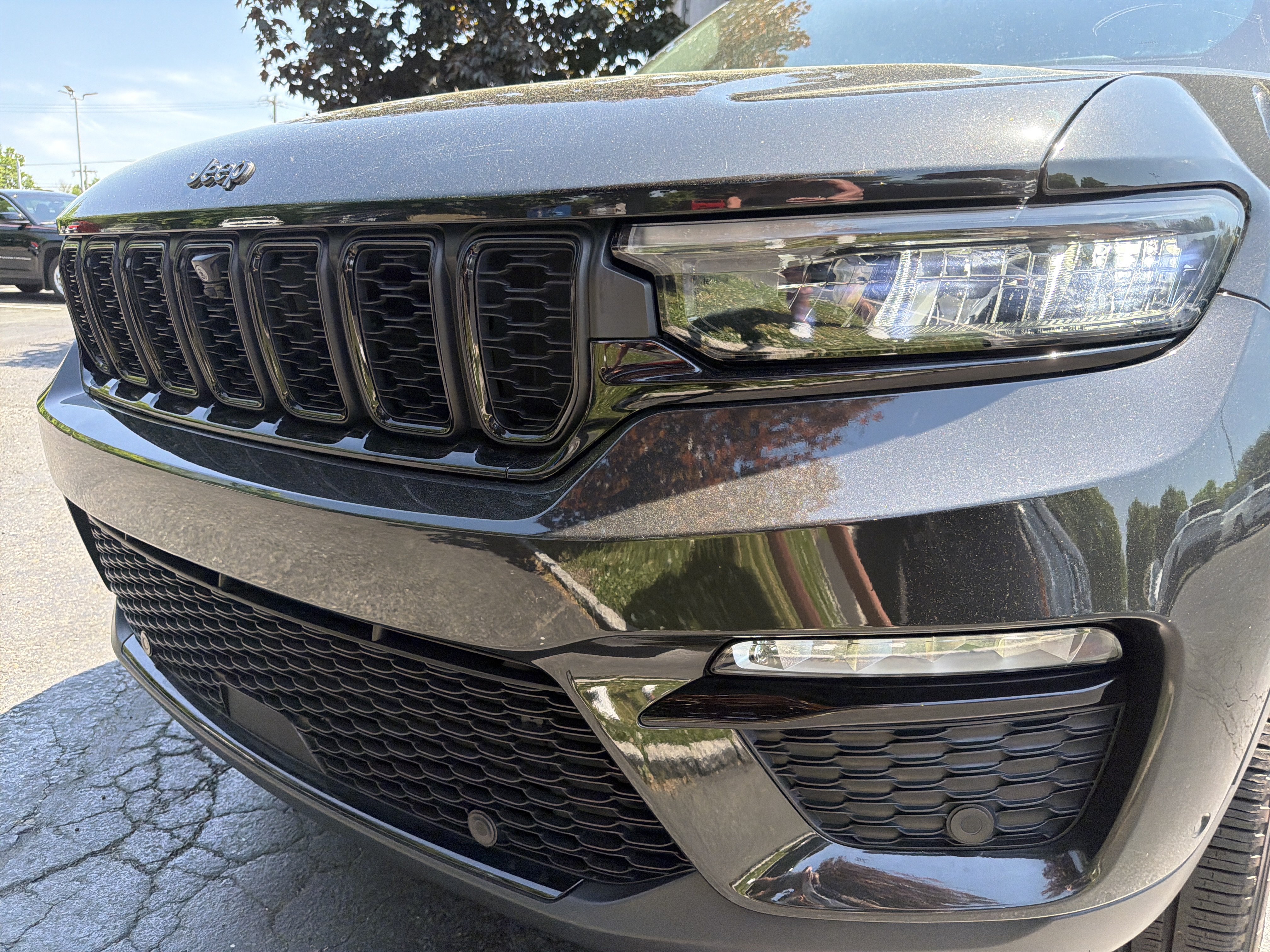 Certified 2024 Jeep Grand Cherokee Limited w/ Luxury Tech Group II AWD/4WD image 4