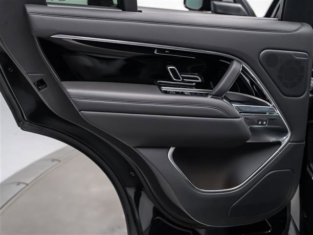Used 2025 Land Rover Range Rover SE image 24