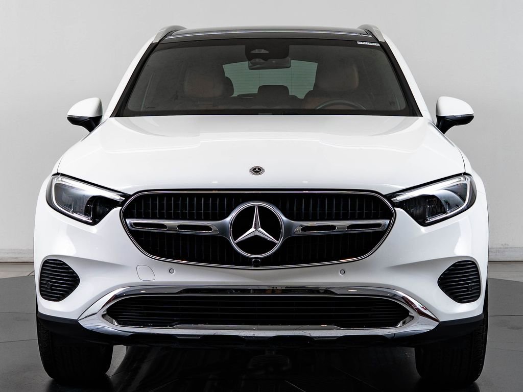 Used 2025 Mercedes-Benz GLC 300 4MATIC image 2