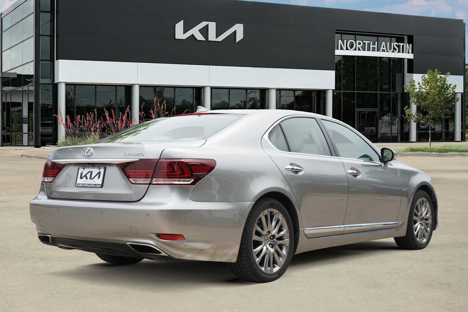 Used 2017 Lexus LS 460 w/ Comfort Package RWD image 4