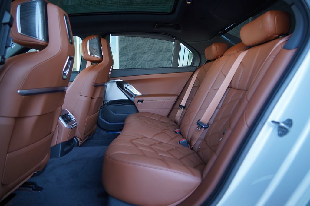 New 2026 BMW 750e xDrive w/ Premium Package AWD/4WD image 18