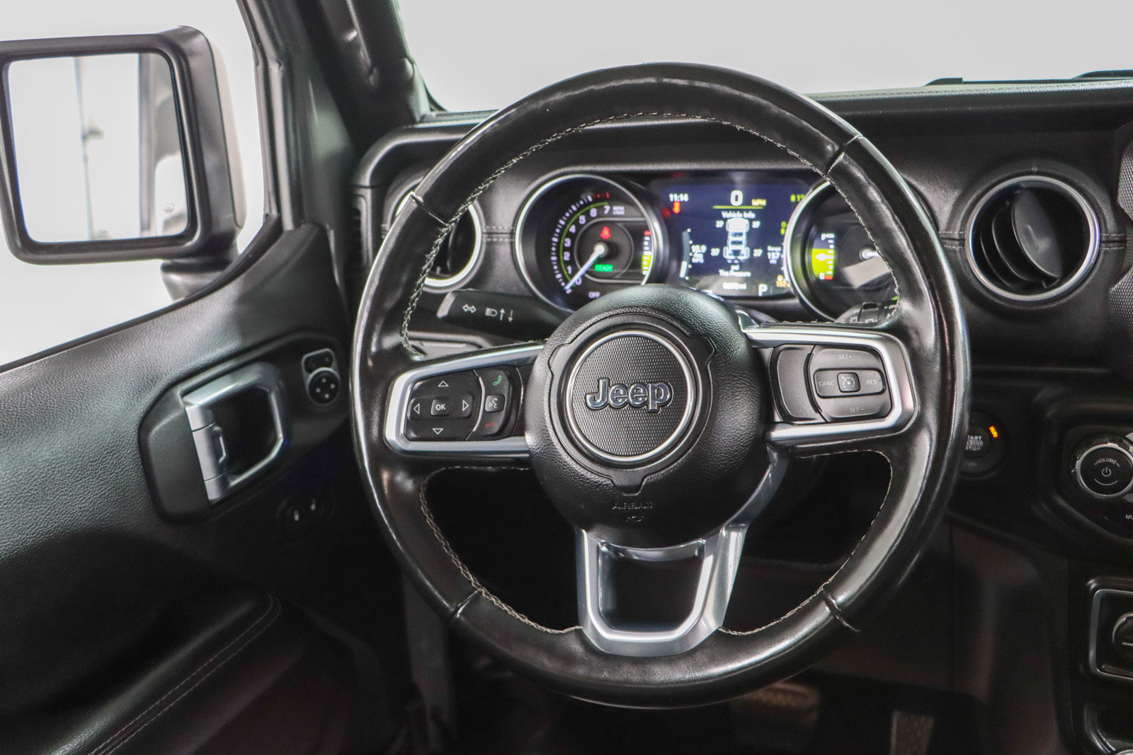 Used 2022 Jeep Wrangler Unlimited Sahara w/ Cold Weather Group AWD/4WD image 13