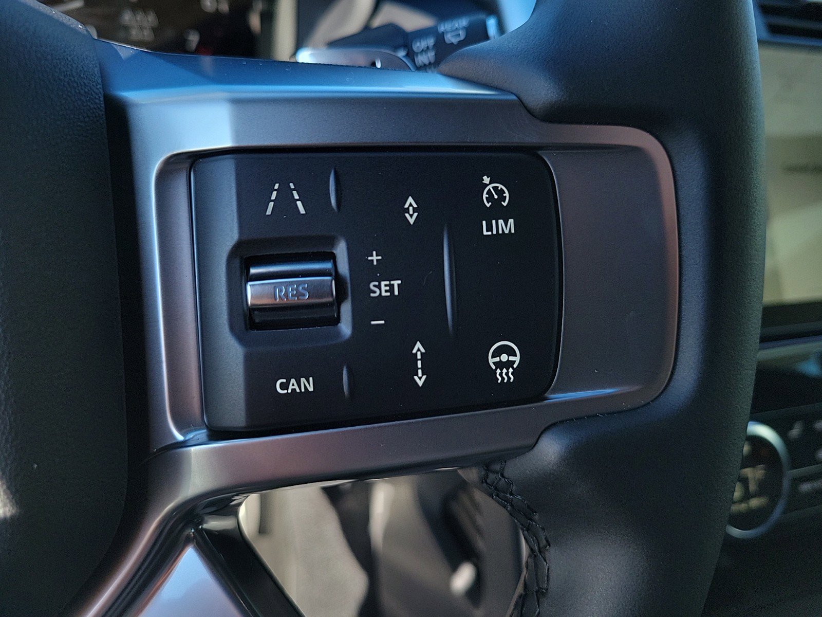 Certified 2025 Land Rover Discovery Dynamic SE AWD/4WD image 33