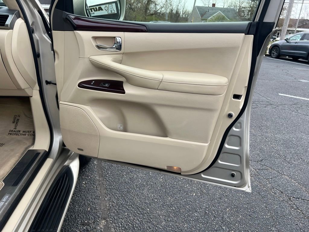 Used 2013 Lexus LX 570 4WD w/ Luxury Pkg image 35