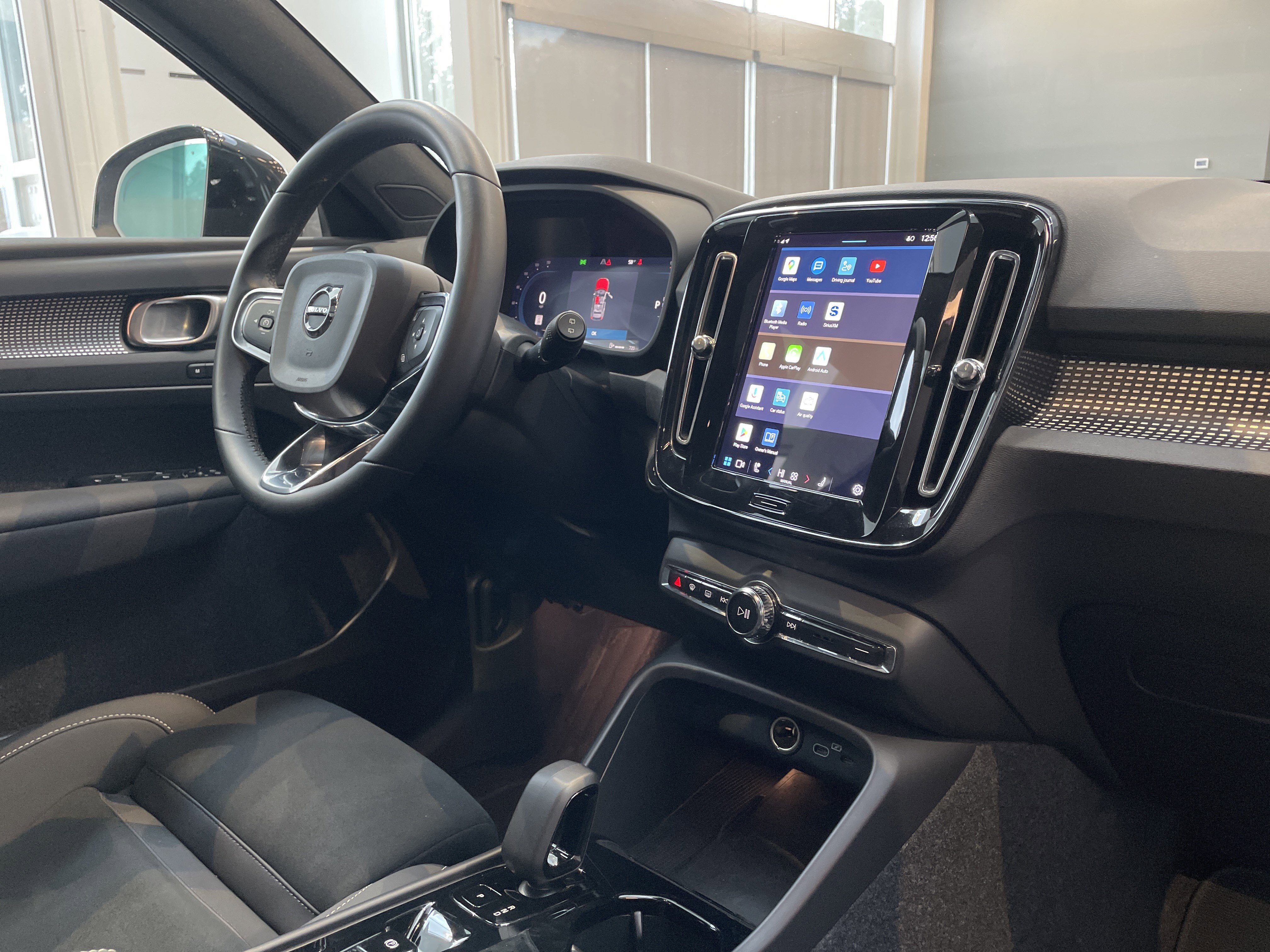 Used 2025 Volvo XC40 B5 Plus image 35