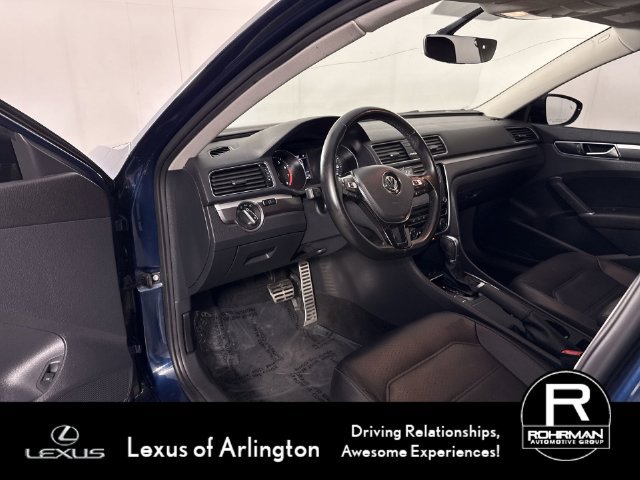 Used 2018 Volkswagen Passat 2.0T R-Line w/ R-Line Lighting Package FWD image 5