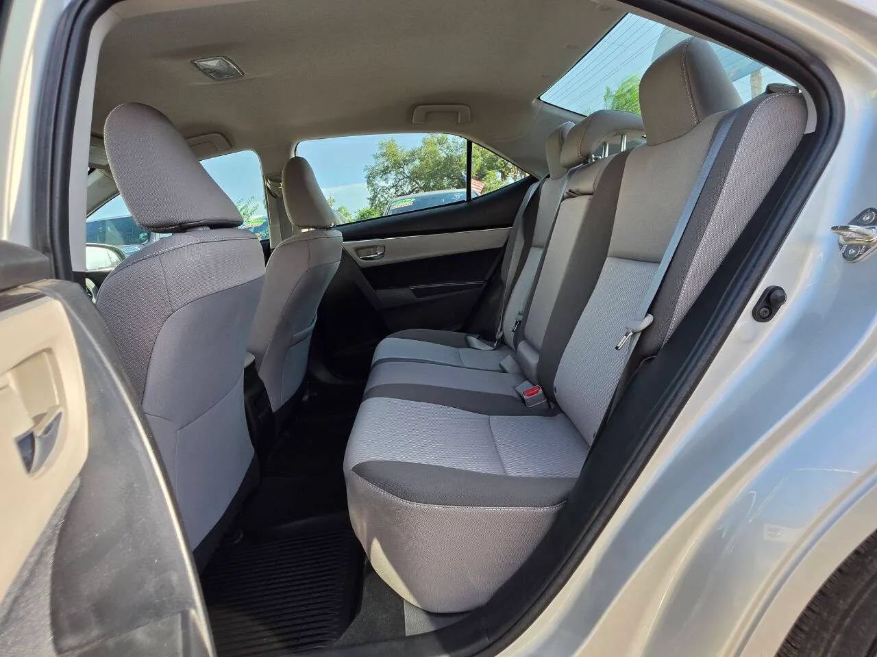 Used 2018 Toyota Corolla LE FWD image 5