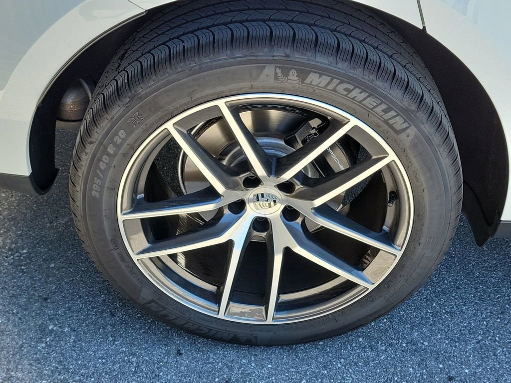 Certified 2025 Porsche Macan image 14