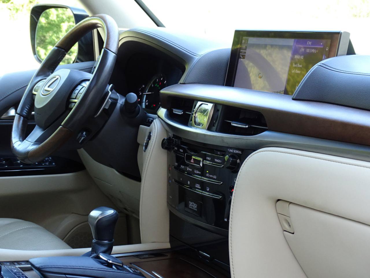Used 2016 Lexus LX 570 4WD w/ Luxury Package image 46
