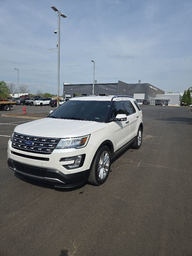Used 2017 Ford Explorer Limited w/ Equipment Group 301A FWD image 3