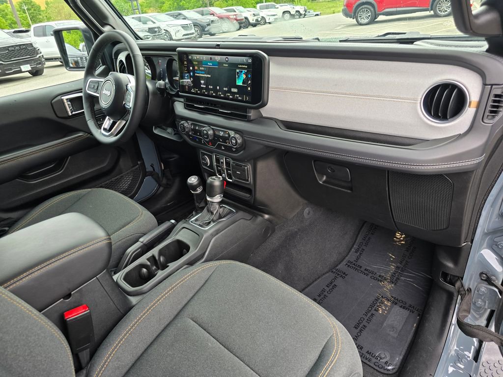 Used 2025 Jeep Wrangler Unlimited Sahara AWD/4WD image 30