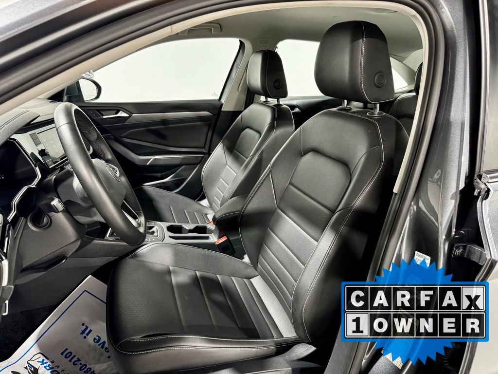 Used 2024 Volkswagen Jetta SE image 2