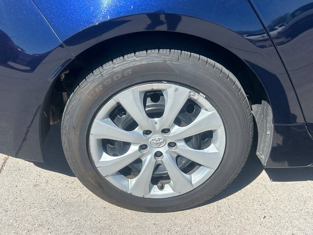 Used 2022 Toyota Corolla LE FWD image 2