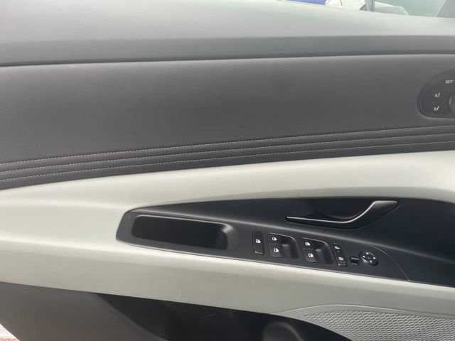 Used 2025 Hyundai Elantra Limited FWD image 26