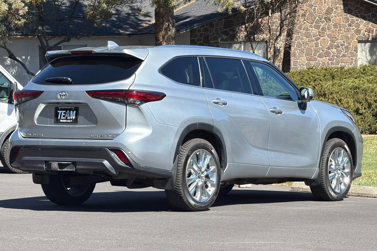 Used 2023 Toyota Highlander Limited image 4