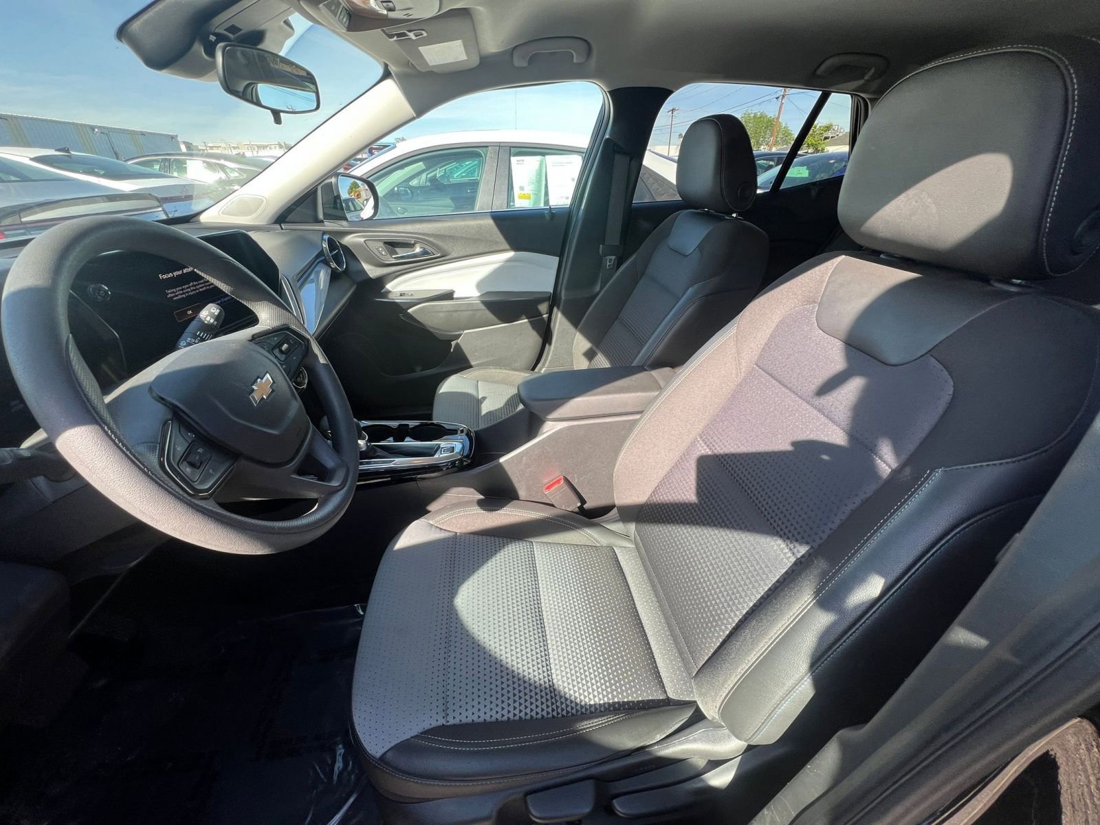 Used 2025 Chevrolet Trax LT FWD image 36