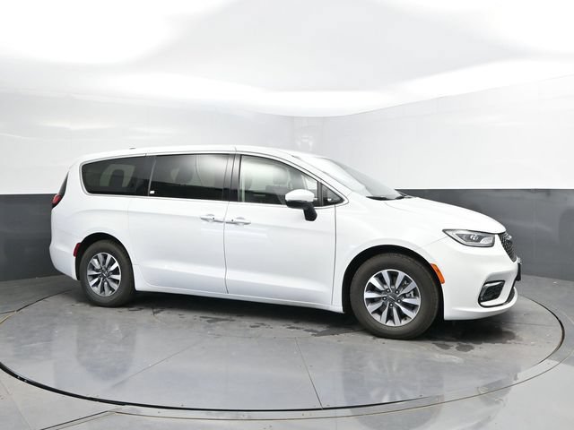 Used 2023 Chrysler Pacifica Touring-L FWD image 3