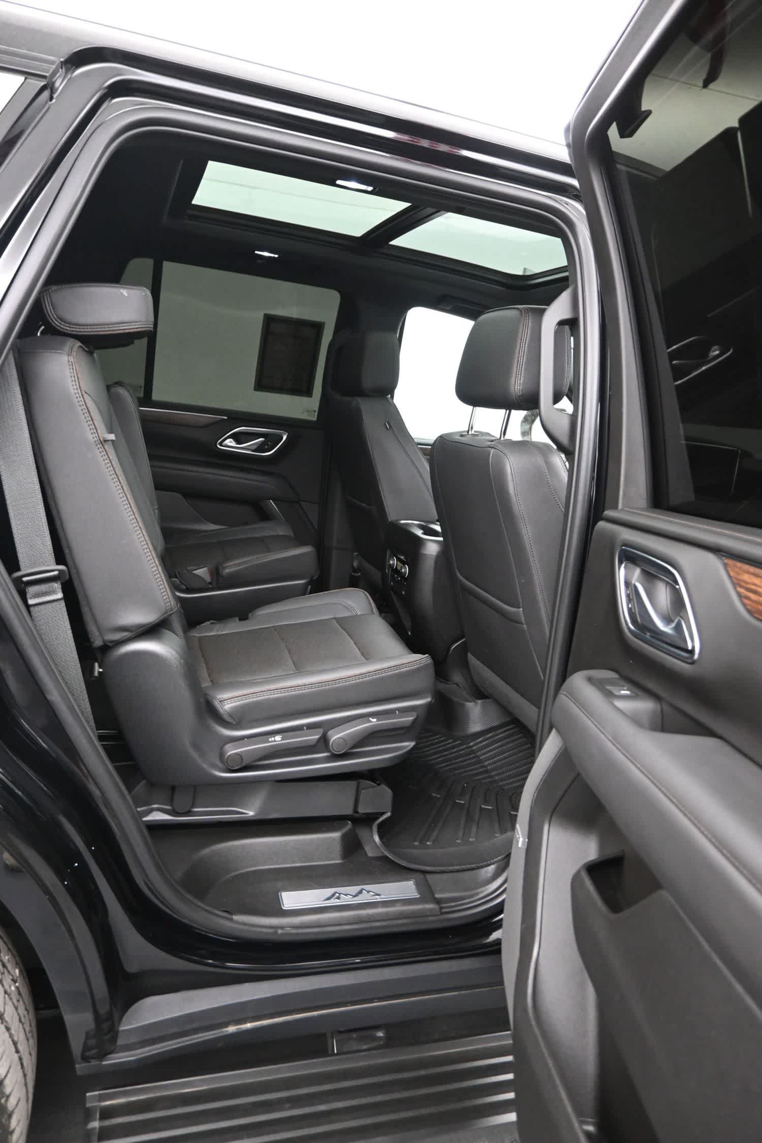 Used 2023 Chevrolet Tahoe High Country AWD/4WD image 12