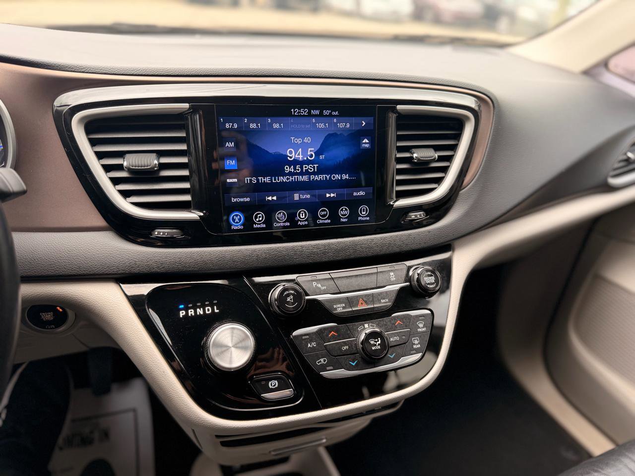 Used 2017 Chrysler Pacifica Touring-L FWD image 37